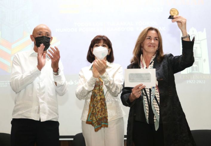 Recibe Rosa Beltrán el premio Excelencia en las Letras José Emilio Pacheco